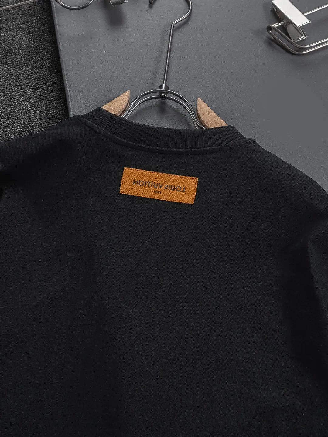 🅿️190 Louis Vuitton 1V LV micro-wide version S-XL LV 26ss new products are available at the counter simultaneously. Multiple craftsmanship. Mushroom on the chest🍄 intarsia🪡 embroidered logo. Round neck short-sleeved T-shirt, same style for men and women! Consigned to one-to-one creation. Synchronized with the official website, pure cotton fabrics at the counter! It is close to the skin and comfortable, durable and easy to wear. It has a classic and simple logo design and meticulous original craftsmanship. Short-sleeves, a must-have item for men, do not appear to be the same for the general public, but must be unique and eye-catching. This LV short-sleeve is all about quality, comfort, the same shape and fashion as always, including fabrics and cutting techniques. All of them have been made with great effort! 320 grams of washed pure cotton fabric, pure cotton is breathable, very refreshing and comfortable for daily wear. The rib knitting on the neckline is smooth and tight, and the neckline will not be skewed if you toss it at will. The loose version, you will find that it looks really good on the upper body. The overall is minimalist and neat, super versatile for daily use! Pair it casually with a pair of pants for a youthful look. A T-shirt will make your outfit crazy. It is a fashionable item that can never go wrong! Color: Black White Size: S-XL Size chart: S: Shoulder width 45.5-Bust 52-Length 70 M: Shoulder width 47-Bust 54-Length 72 L: Shoulder width 48.5-Bust 56-Length 74 XL: Shoulder width 50-Bust 58-Length 76